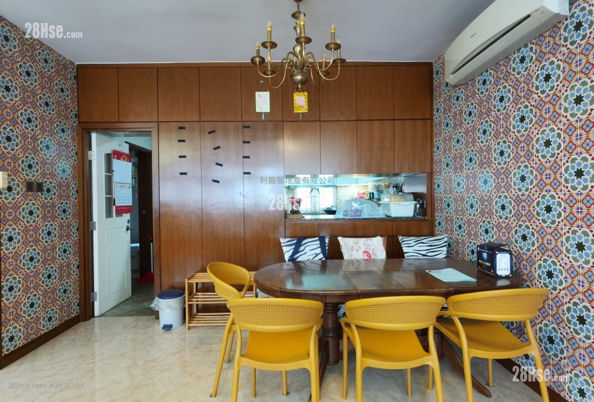 Gallant Court Sell 4 Bedrooms , 3 Bathrooms 1,292 ft²