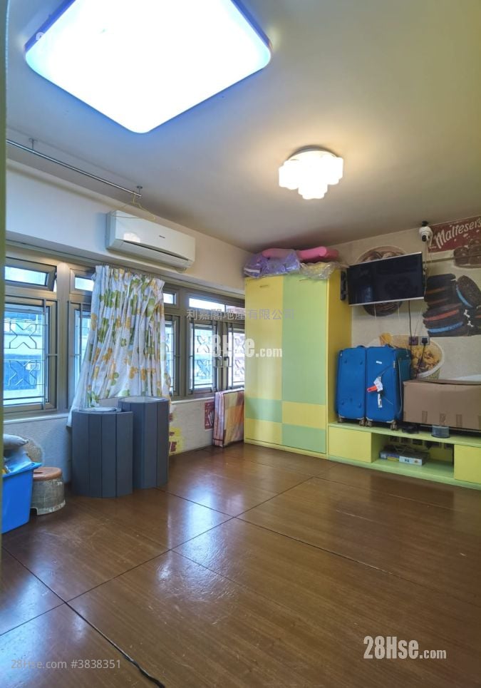 Gallant Court Sell 4 Bedrooms , 3 Bathrooms 1,292 ft²