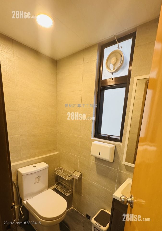 Simsons Commercial Building Rental 1 Bedroom , 1 Toilet 768 ft²