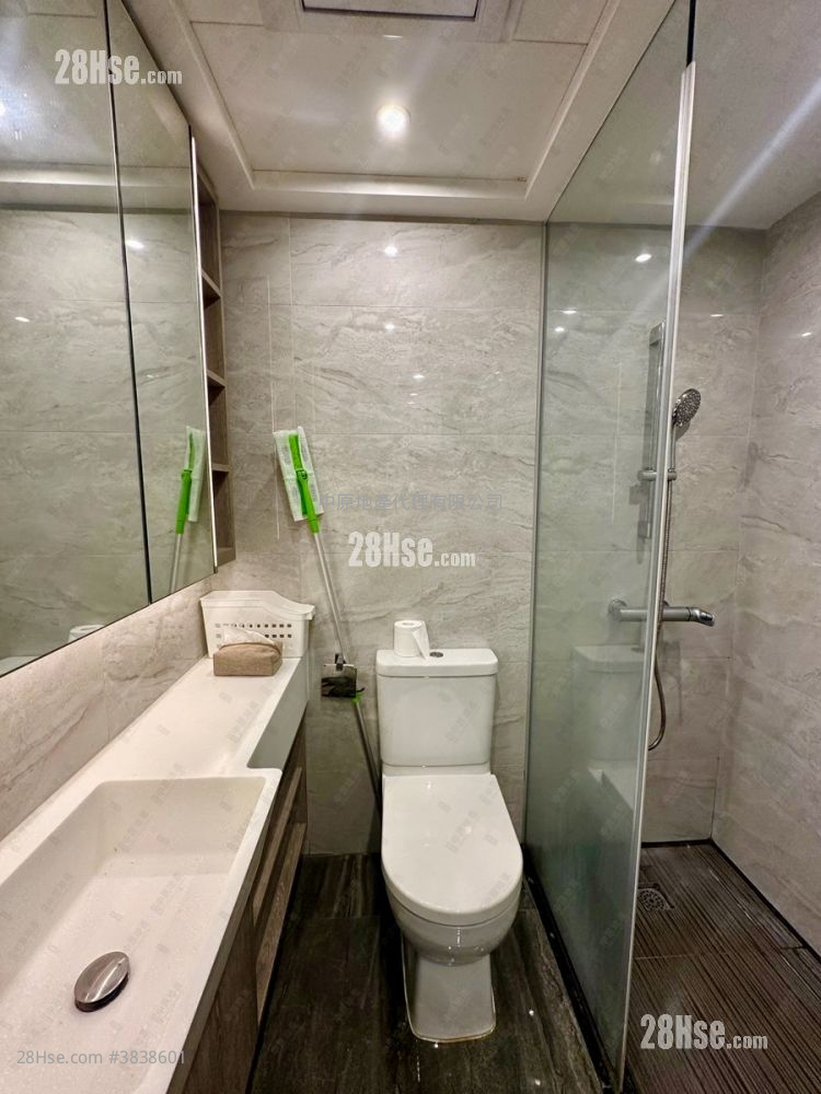 Aurora Sell Studio 218 ft²
