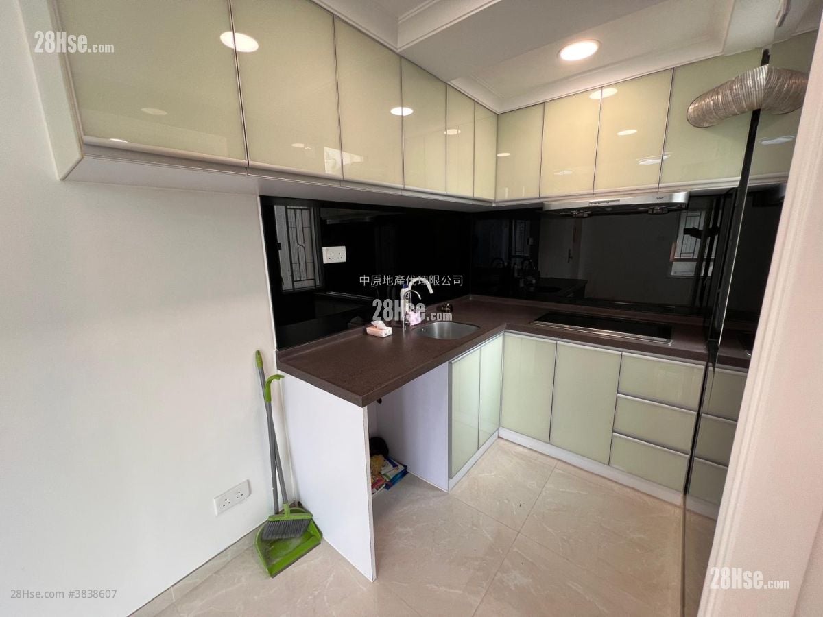 Kam Wah Garden Sell 2 Bedrooms 353 ft²