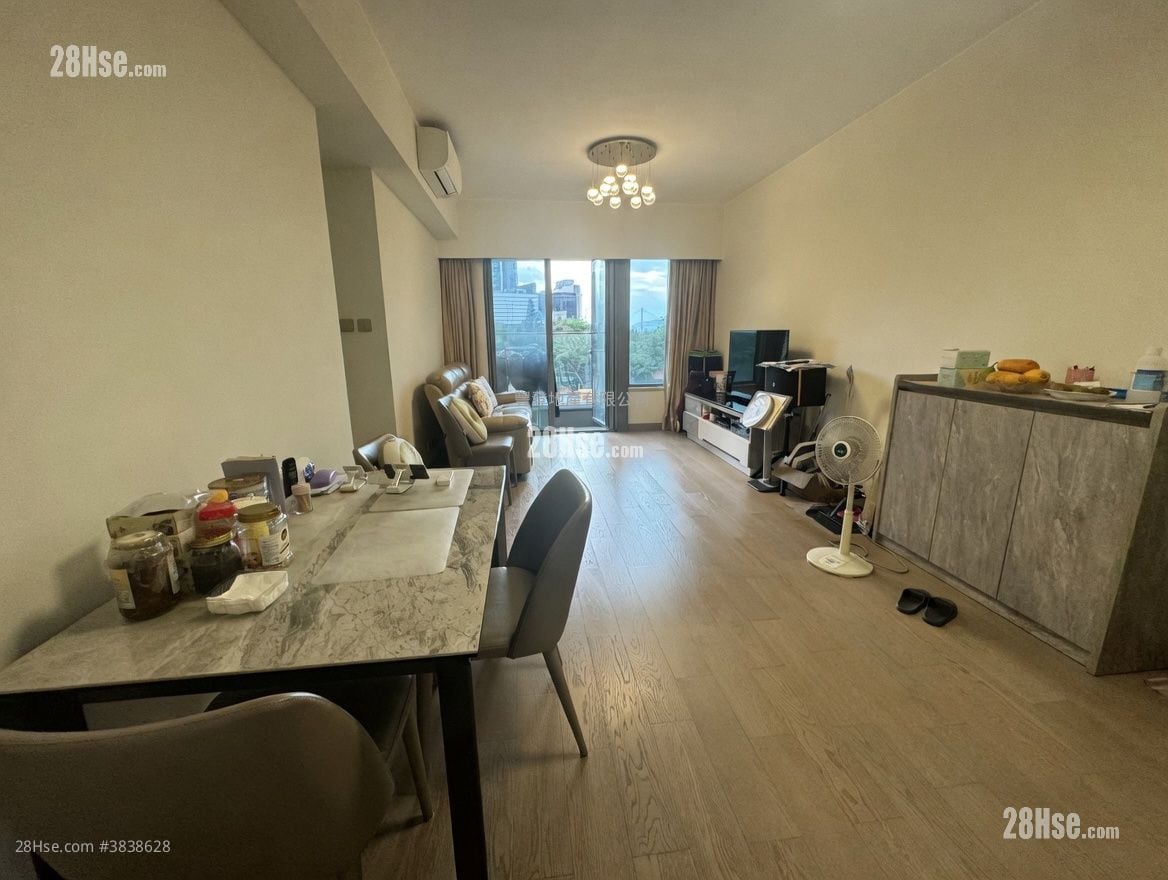Aurora Sell 803 ft²