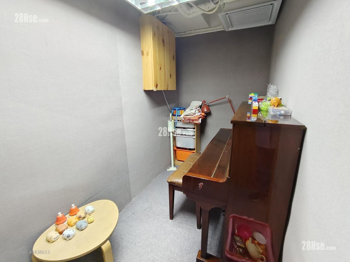 Summit Insurance Building Rental 4 Bedrooms , 1 Toilet