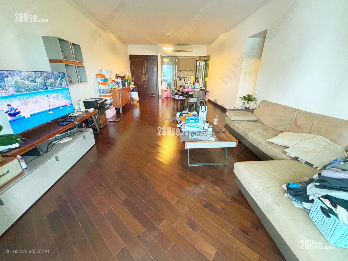living room: Mayfair By The Sea Sell 4 Bedrooms , 4 Bathrooms 1,665 ft²