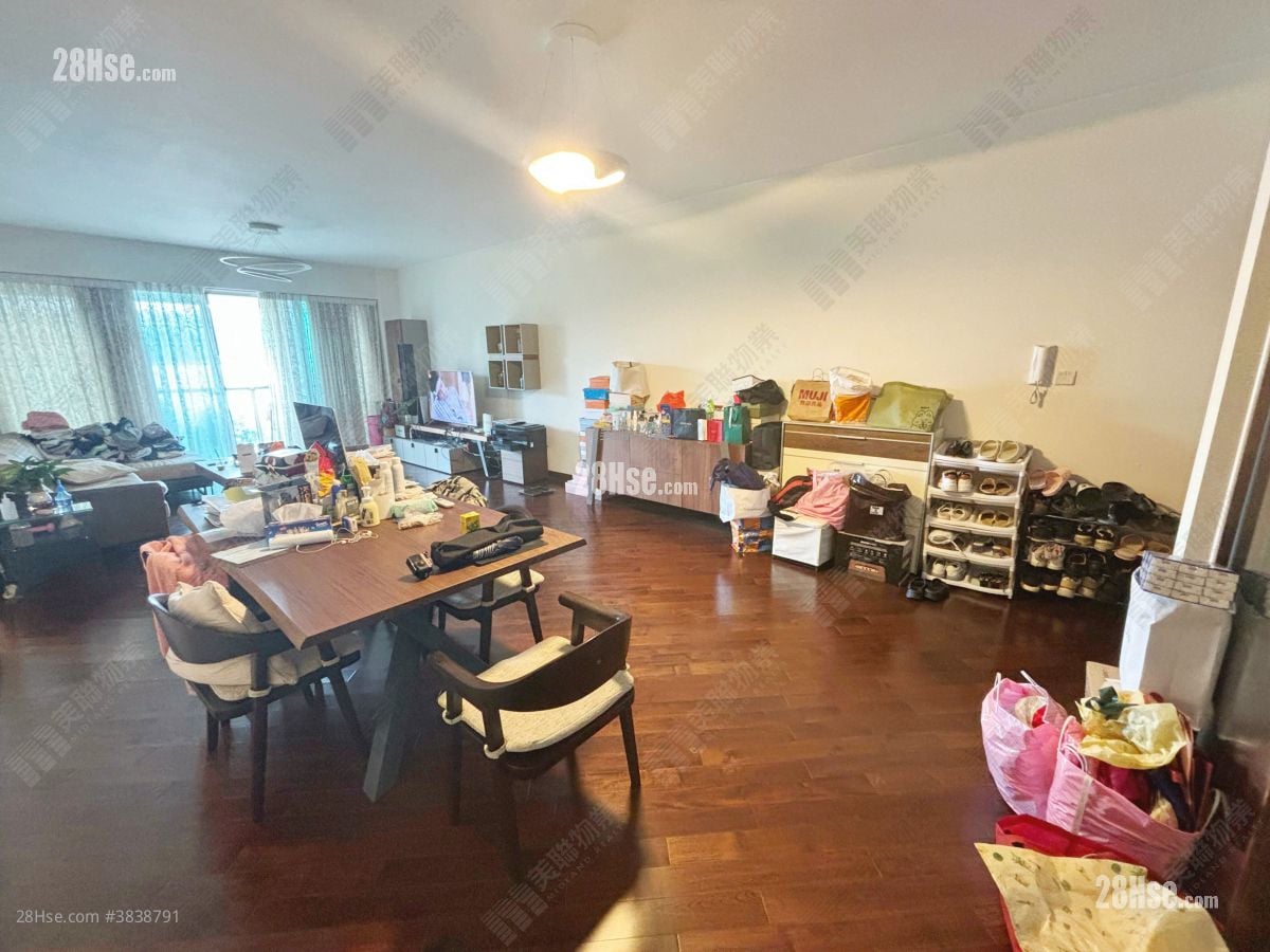 living room: Mayfair By The Sea Sell 4 Bedrooms , 4 Bathrooms 1,665 ft²