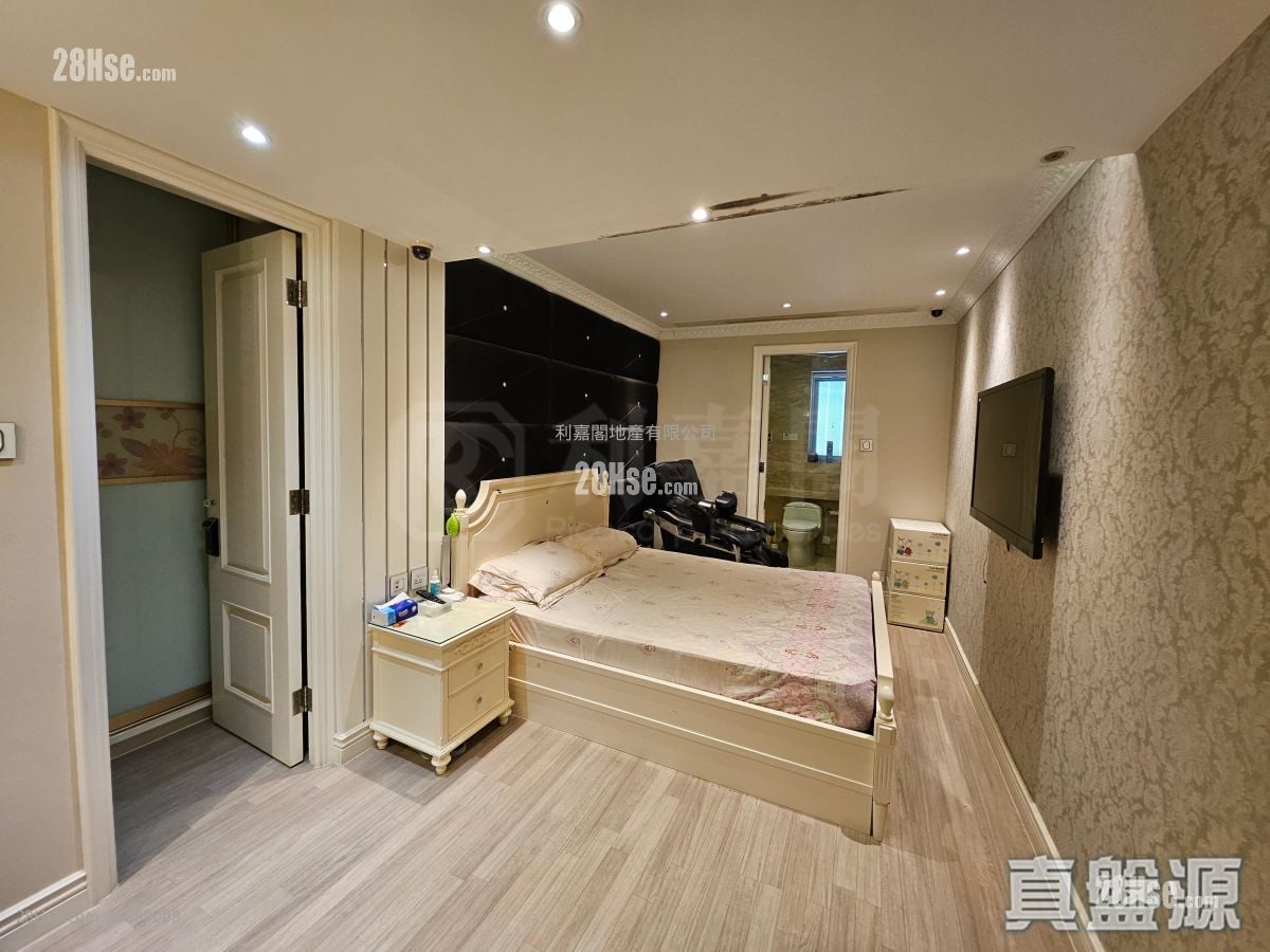 Silver Crest Sell 5+ Bedrooms , 4 Bathrooms 3,256 ft²