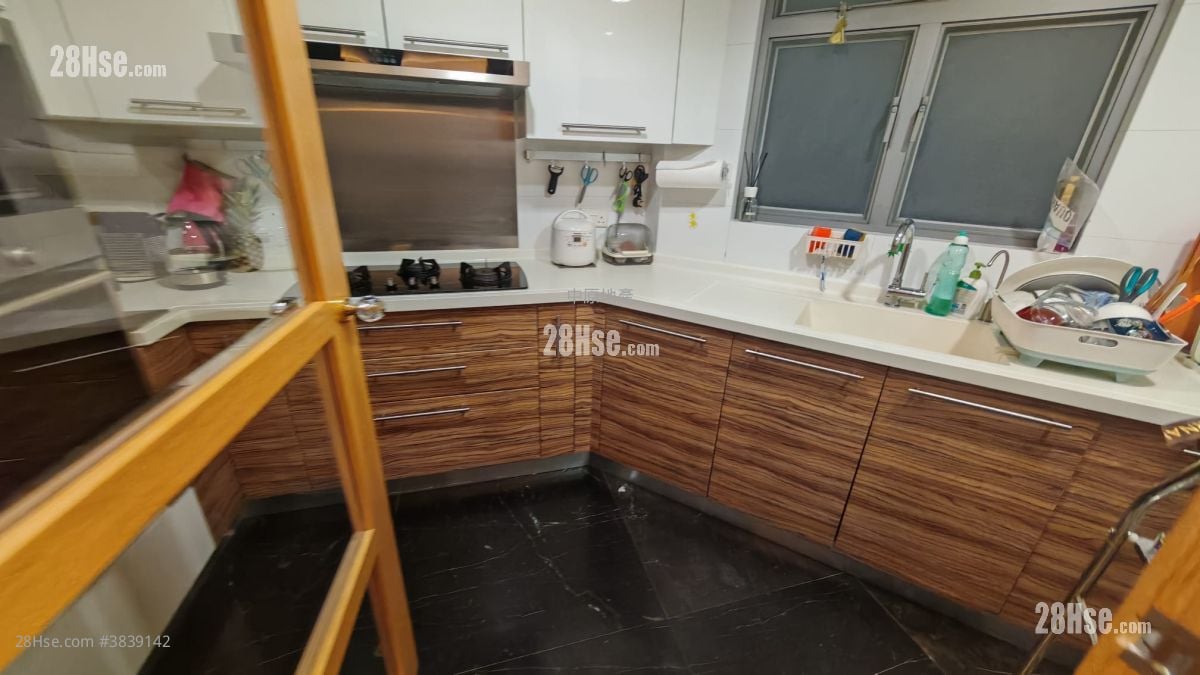 Emerald Green Sell 4 Bedrooms 1,108 ft²