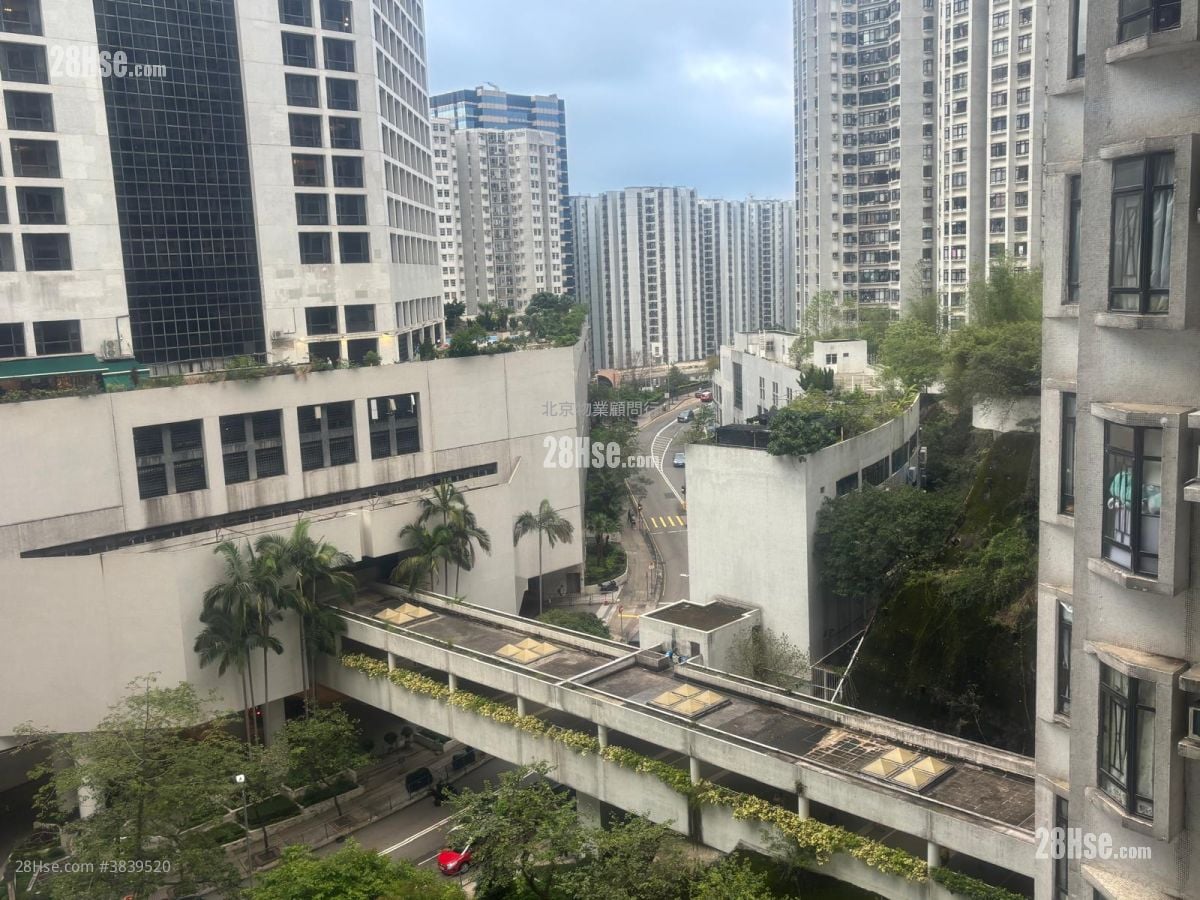 Kornhill Sell 2 Bedrooms , 1 Bathroom 461 ft²