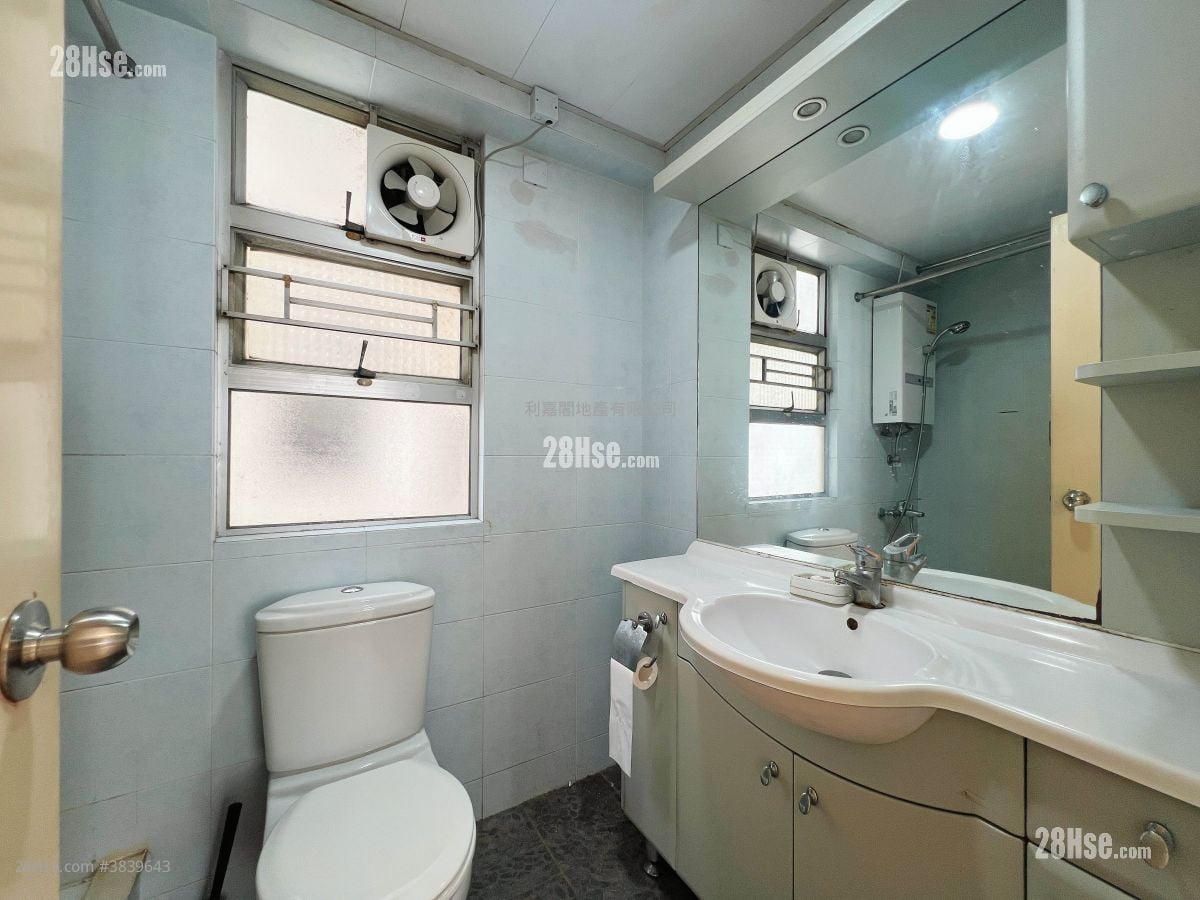 bathroom: 廁所光潔闊落