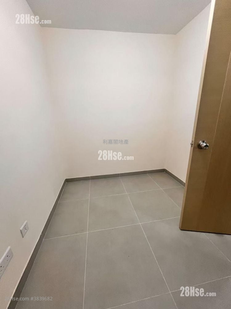 King Nga Court Sell 2 Bedrooms , 1 Bathroom 401 ft²