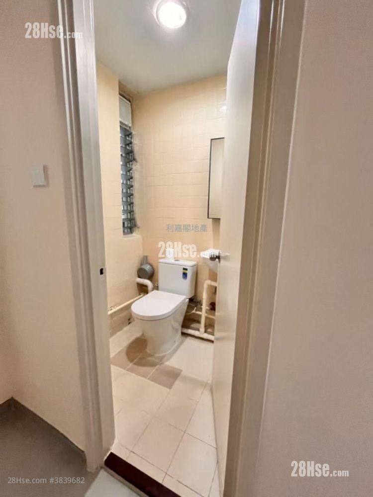 King Nga Court Sell 2 Bedrooms , 1 Bathroom 401 ft²