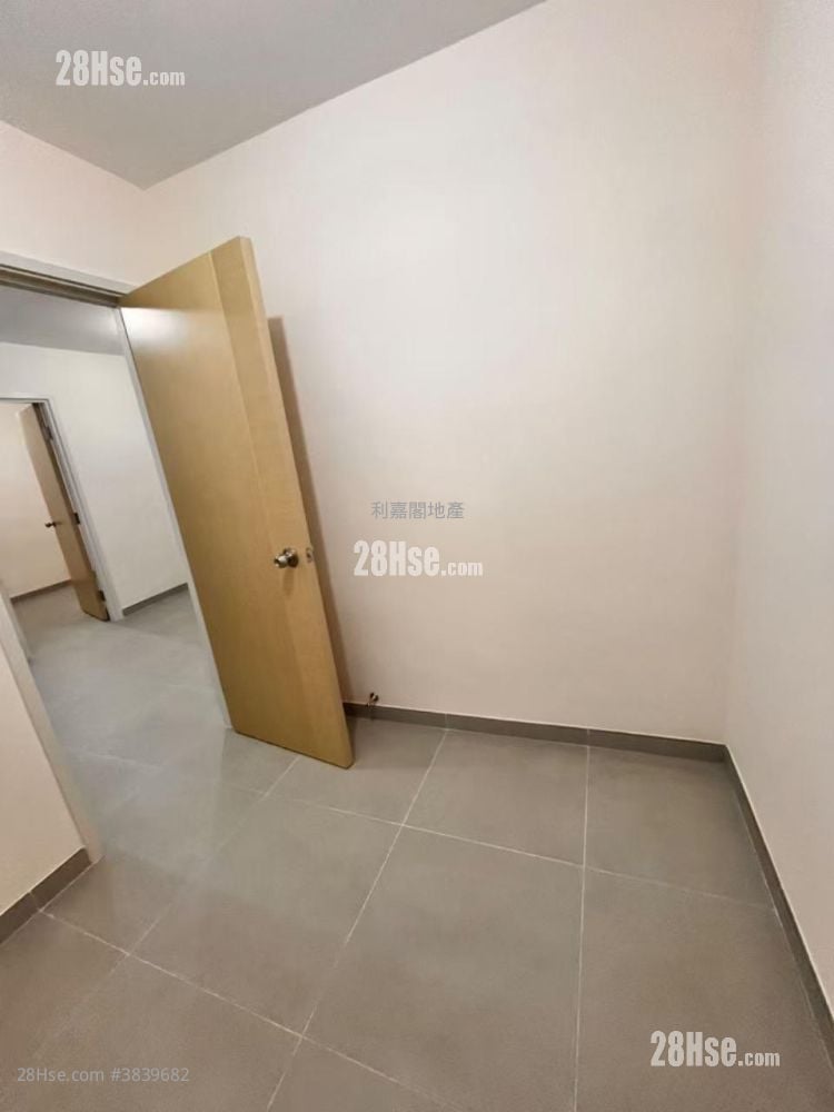 King Nga Court Sell 2 Bedrooms , 1 Bathroom 401 ft²