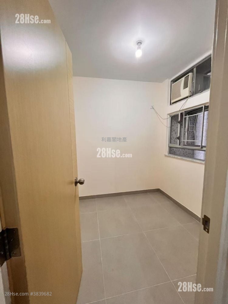 King Nga Court Sell 2 Bedrooms , 1 Bathroom 401 ft²