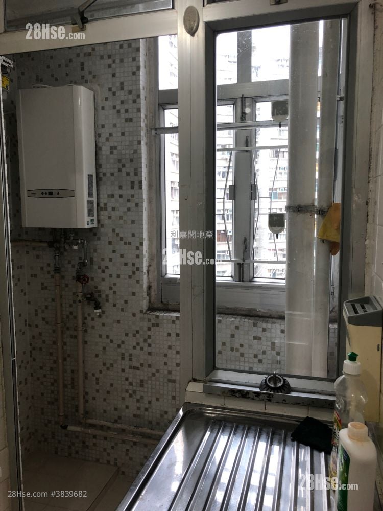 King Nga Court Sell 2 Bedrooms , 1 Bathroom 401 ft²