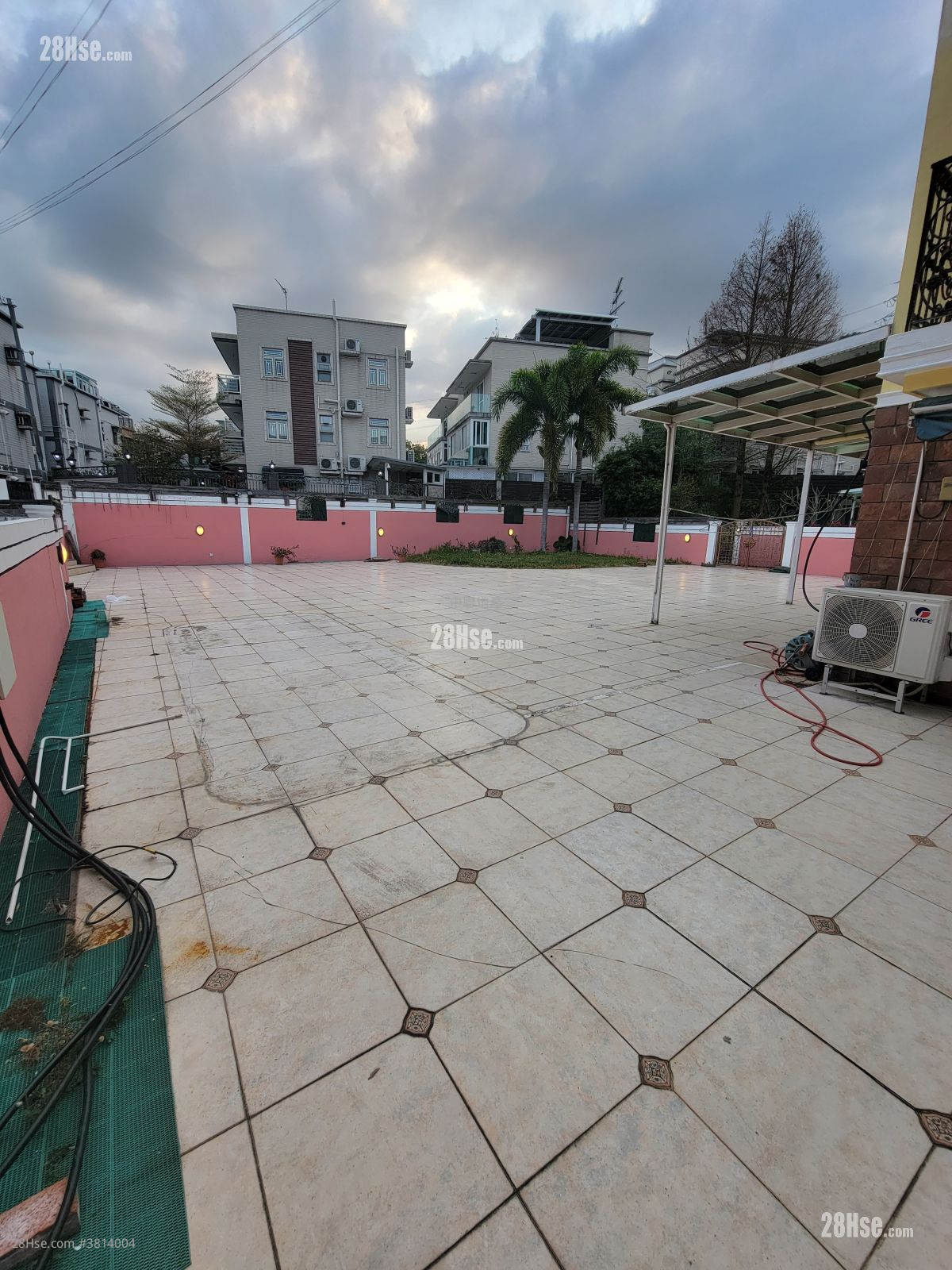 Village Rental 4 Bedrooms , 3 Bathrooms 1,400 ft²
