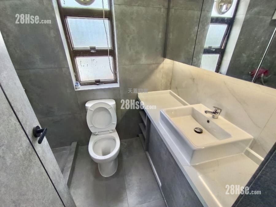To Yuen Wai Sell 3 Bedrooms , 1 Bathroom 700 ft²