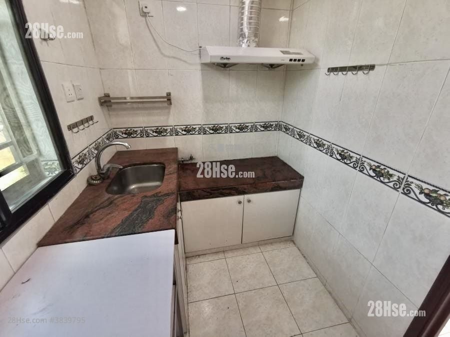 To Yuen Wai Sell 3 Bedrooms , 1 Bathroom 700 ft²