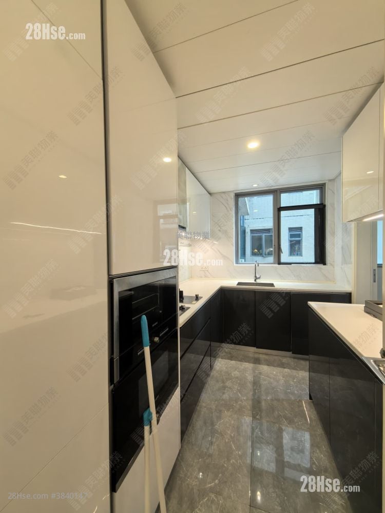 Capri Rental 3 Bedrooms , 2 Bathrooms 829 ft²