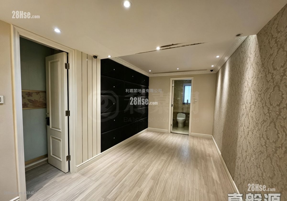 Silver Crest Sell 5+ Bedrooms 3,256 ft²