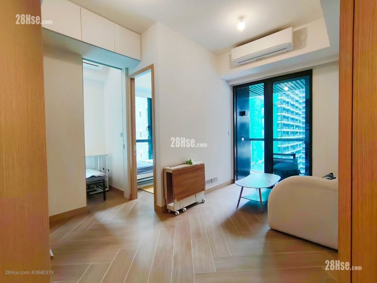 living room: 从洗手间看向次卧与小房间