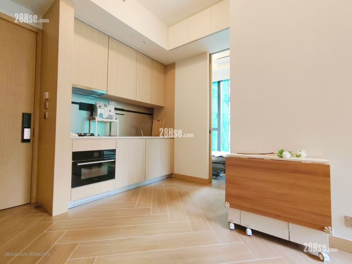 living room: 从沙发看向厨房