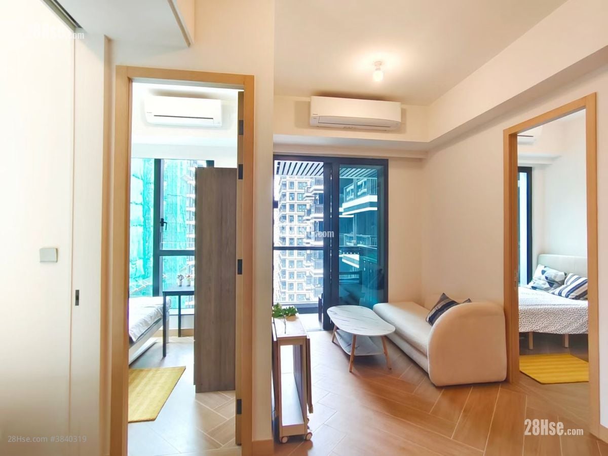 living room: 打开门看到左右两个卧室和餐客厅