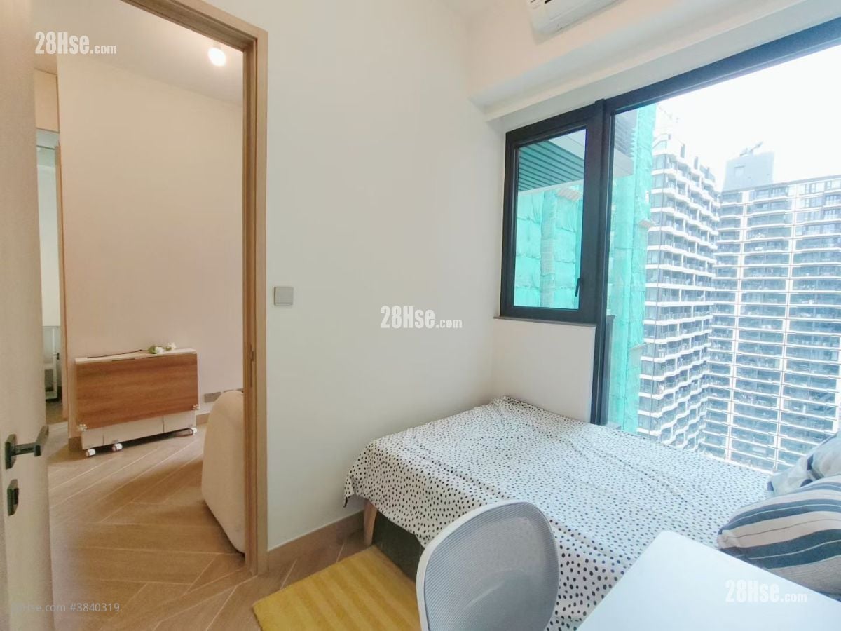 master room: 主卧望向客厅