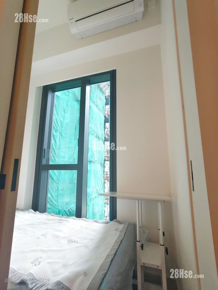 bedroom 2: 小房间做书房或儿童房工人间能放下1.9米床落地窗