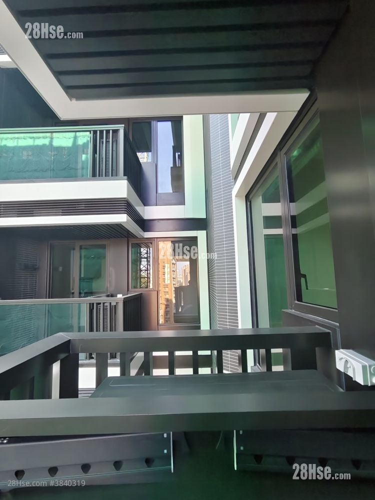 balcony: 阳台带收纳晾衣架