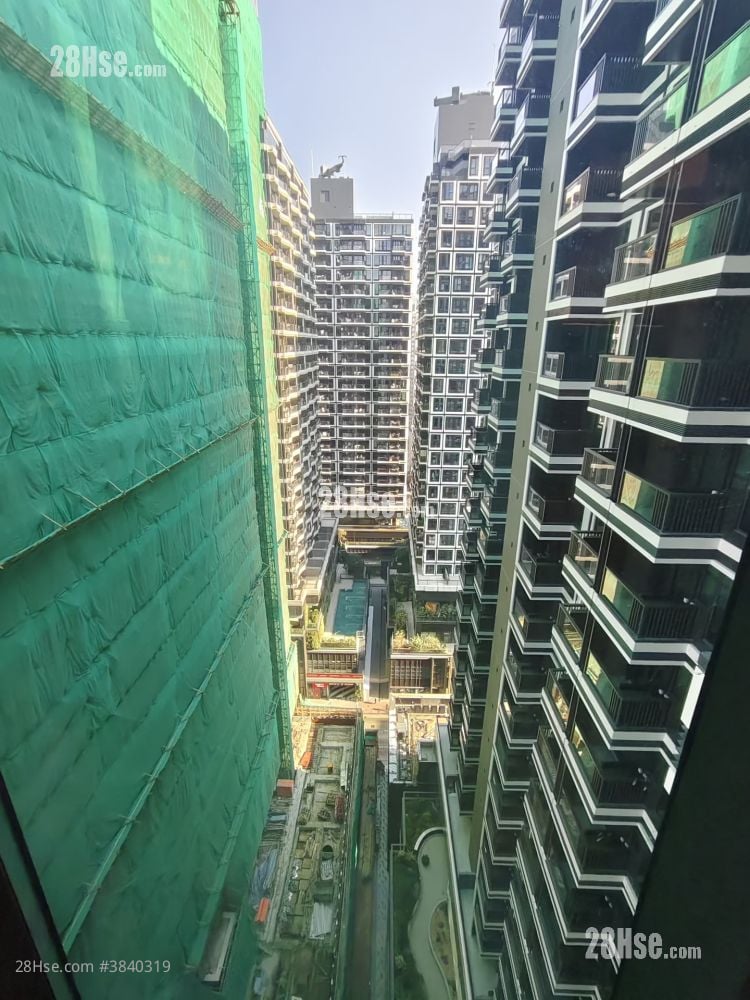 balcony: 阳台看园景游泳池