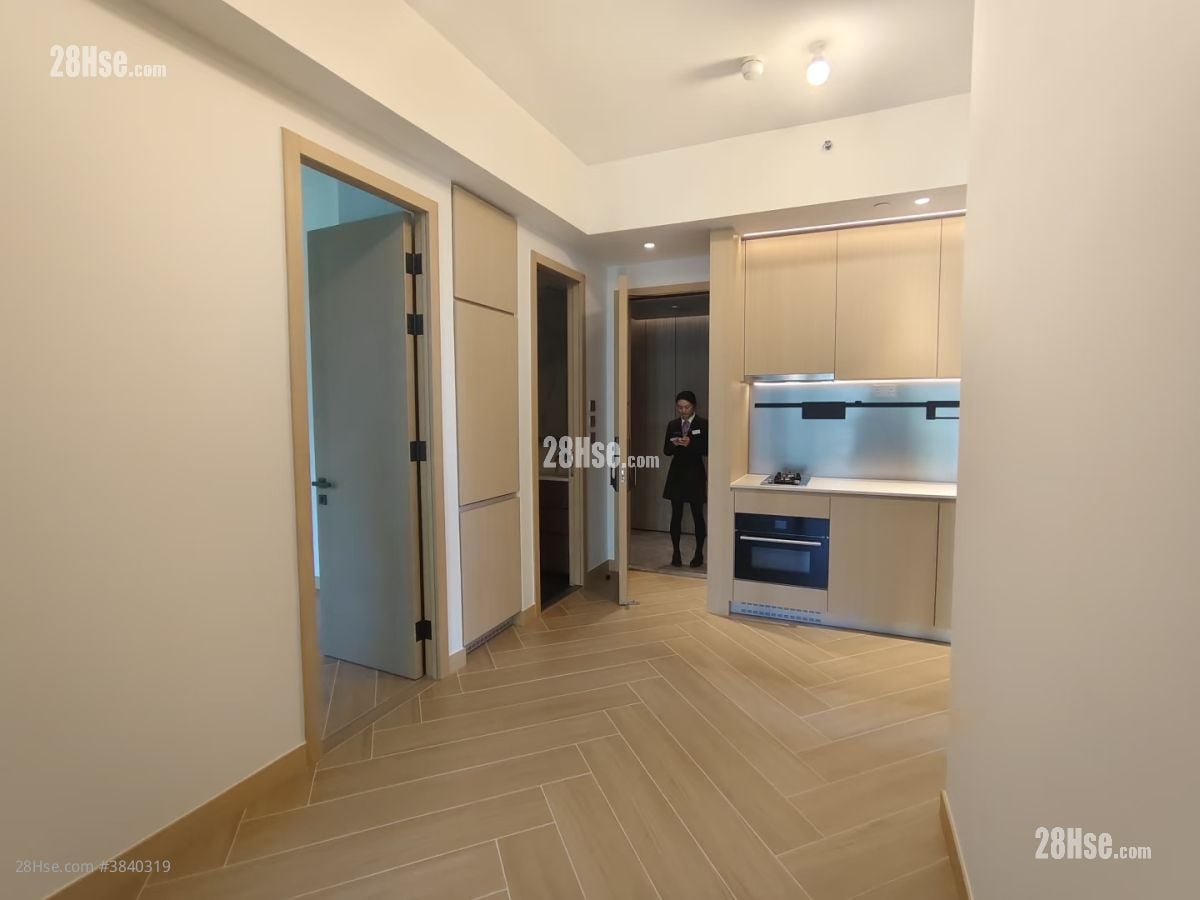 living room: 空房客厅看向大门