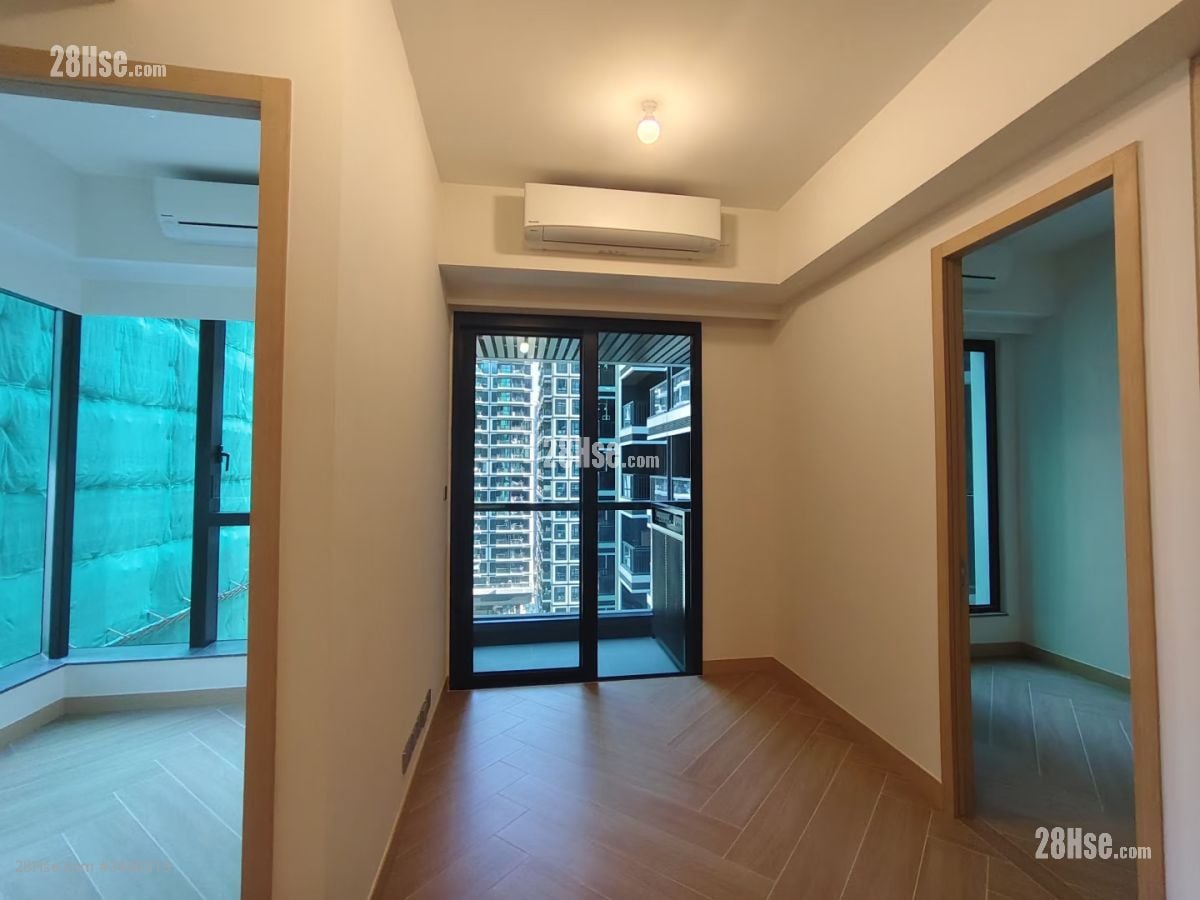 living room: 空房打开门看到两个卧室和客厅