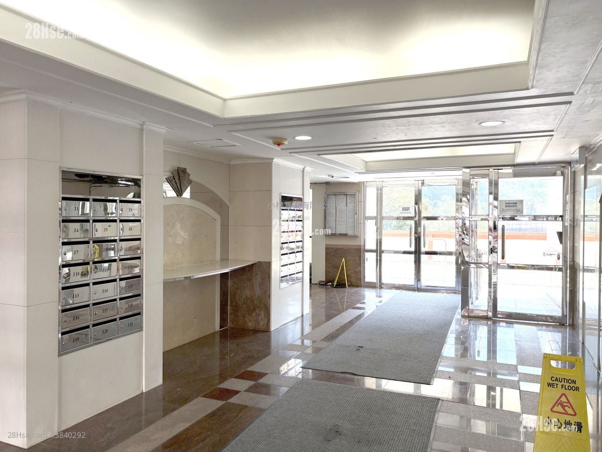 Lobby: 111 Mount Butler Road Rental 3 Bedrooms , 2 Bathrooms 2,287 ft²
