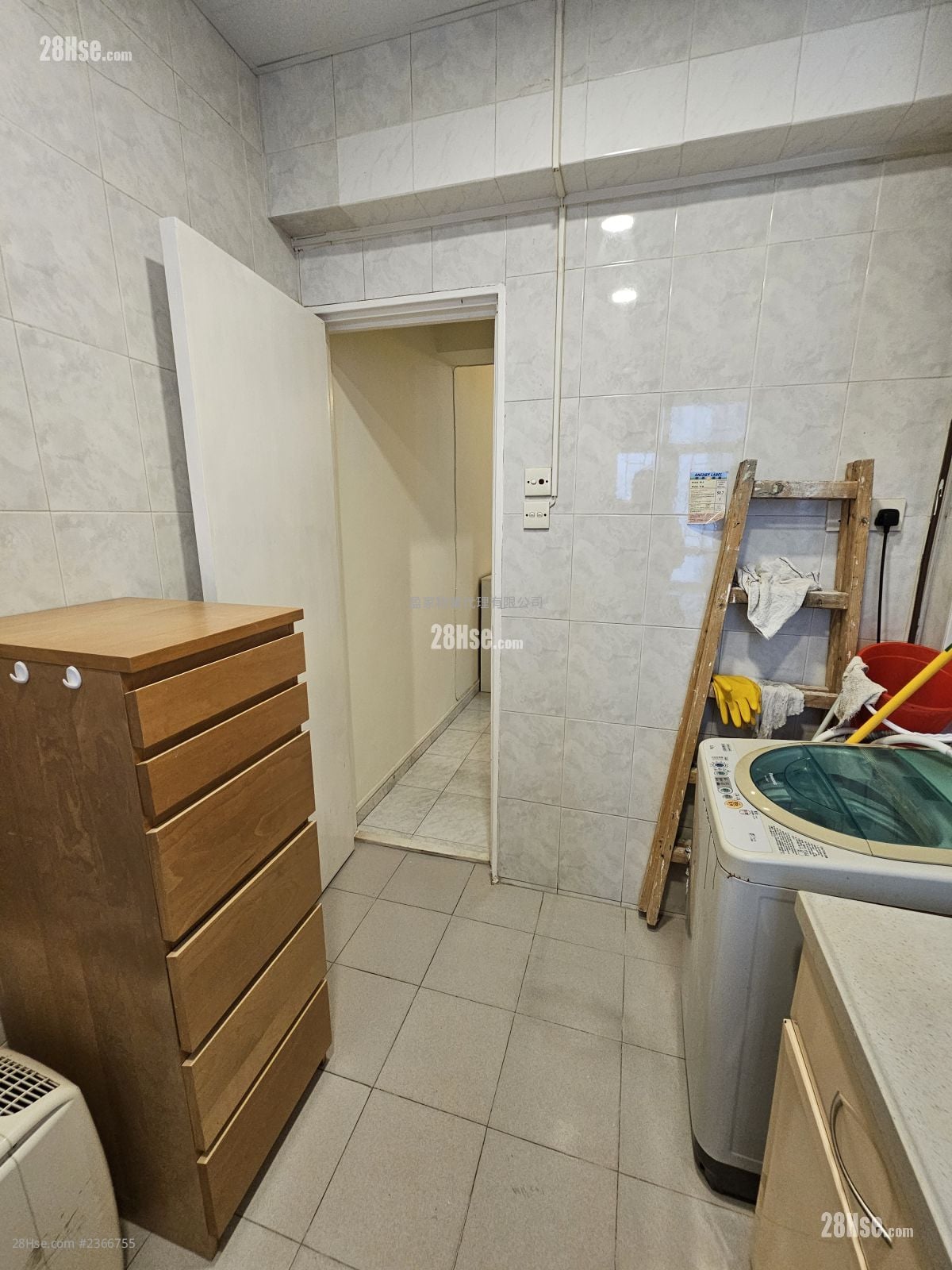No. 32A Belcher's Street  Rental 2 Bedrooms , 1 Bathroom 300 ft²