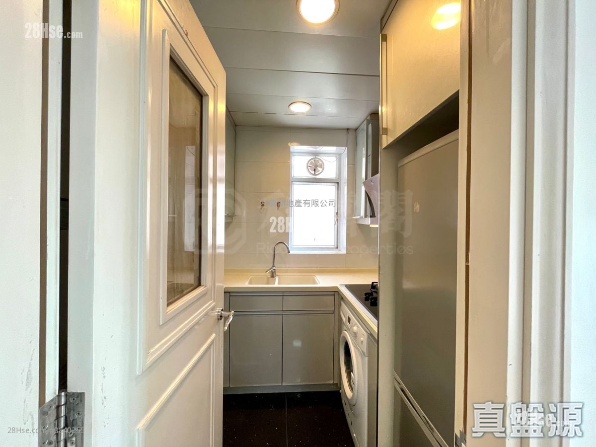 Metro Town Sell 3 Bedrooms , 1 Bathroom 594 ft²
