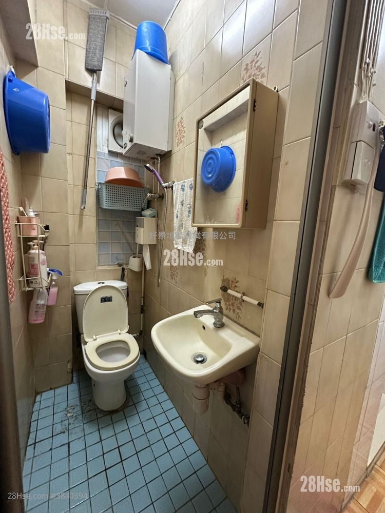 Chung On Street Tenement House Sell 2 Bedrooms , 1 Bathroom 380 ft²