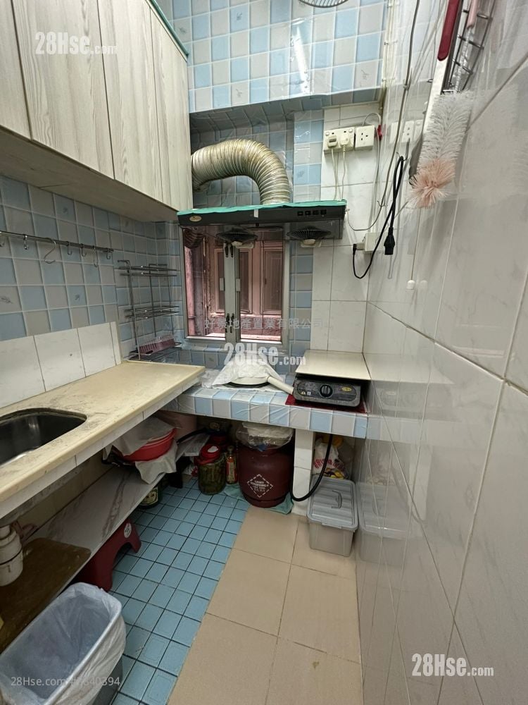 Chung On Street Tenement House Sell 2 Bedrooms , 1 Bathroom 380 ft²