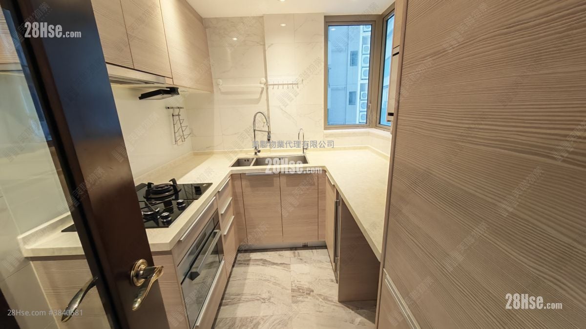 Mayfair By The Sea Rental 3 Bedrooms , 2 Bathrooms 886 ft²
