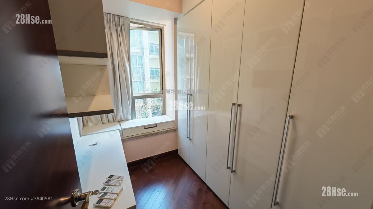 Mayfair By The Sea Rental 3 Bedrooms , 2 Bathrooms 886 ft²
