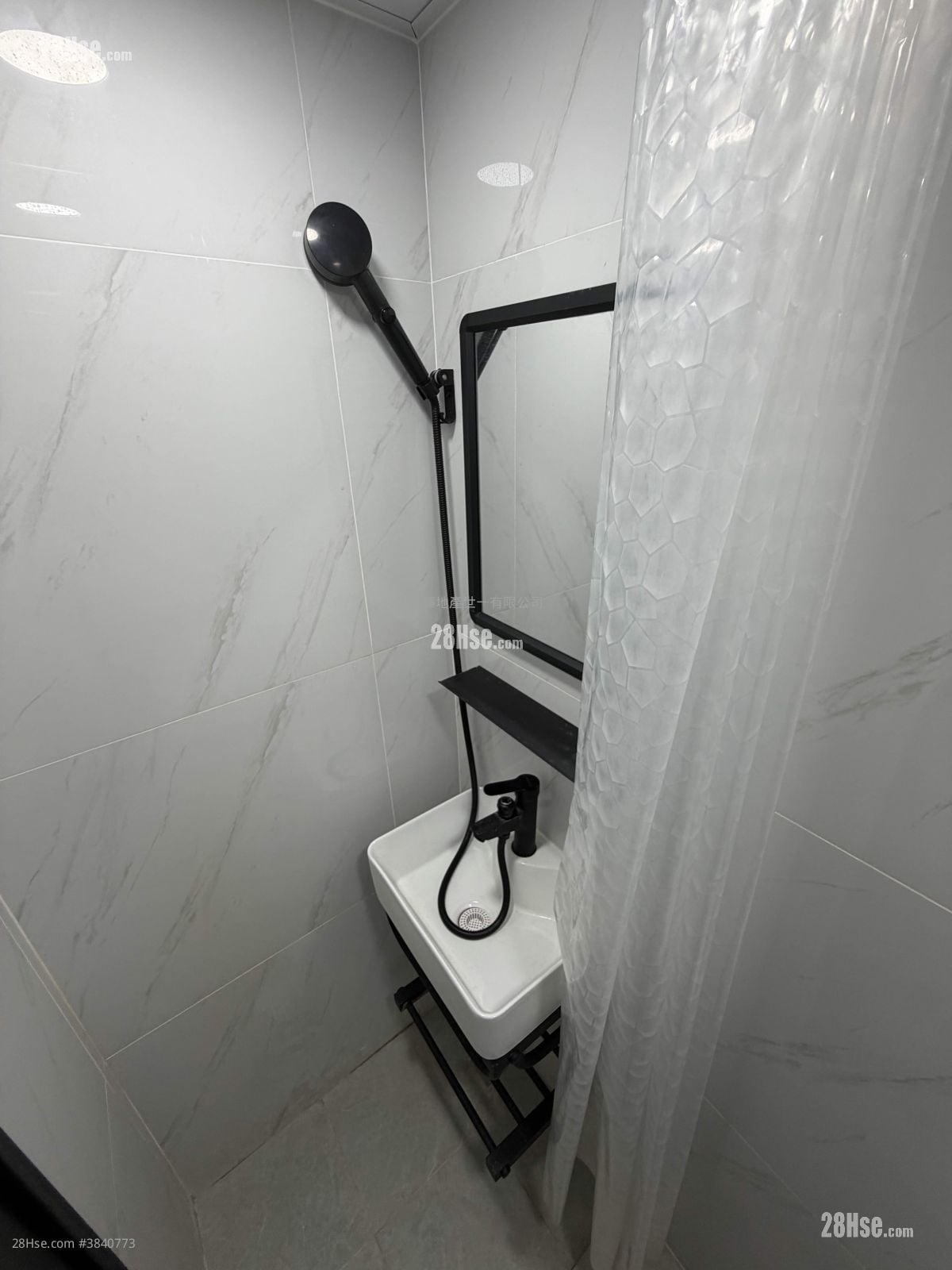 bathroom: Apartment Rental 1 Bedroom , 1 Bathroom 230 ft²