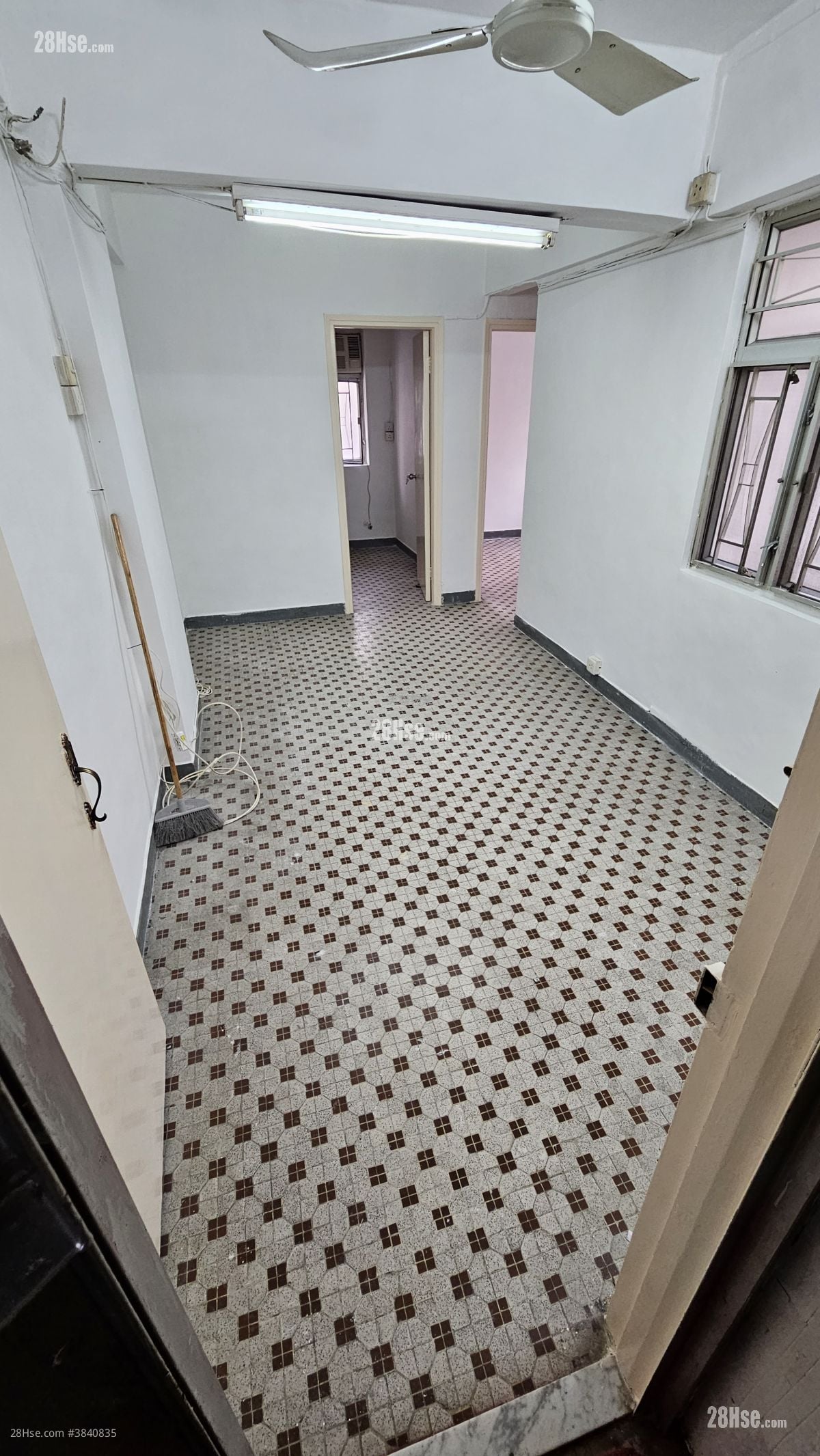 Shui King Building Rental 2 Bedrooms 341 ft²