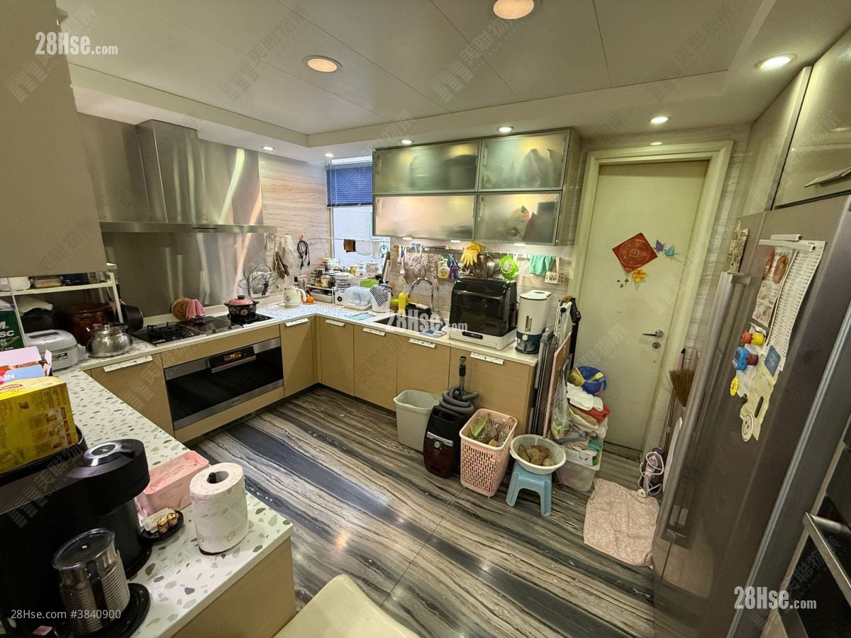 kitchen: Peak One Sell 5+ Bedrooms , 5+ Bathrooms 1,886 ft²