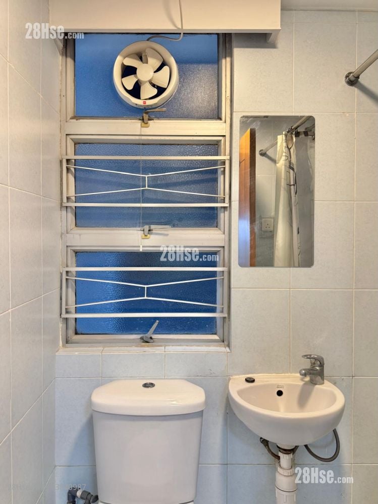 Ka Wing Building Rental 2 Bedrooms , 1 Bathroom 325 ft²