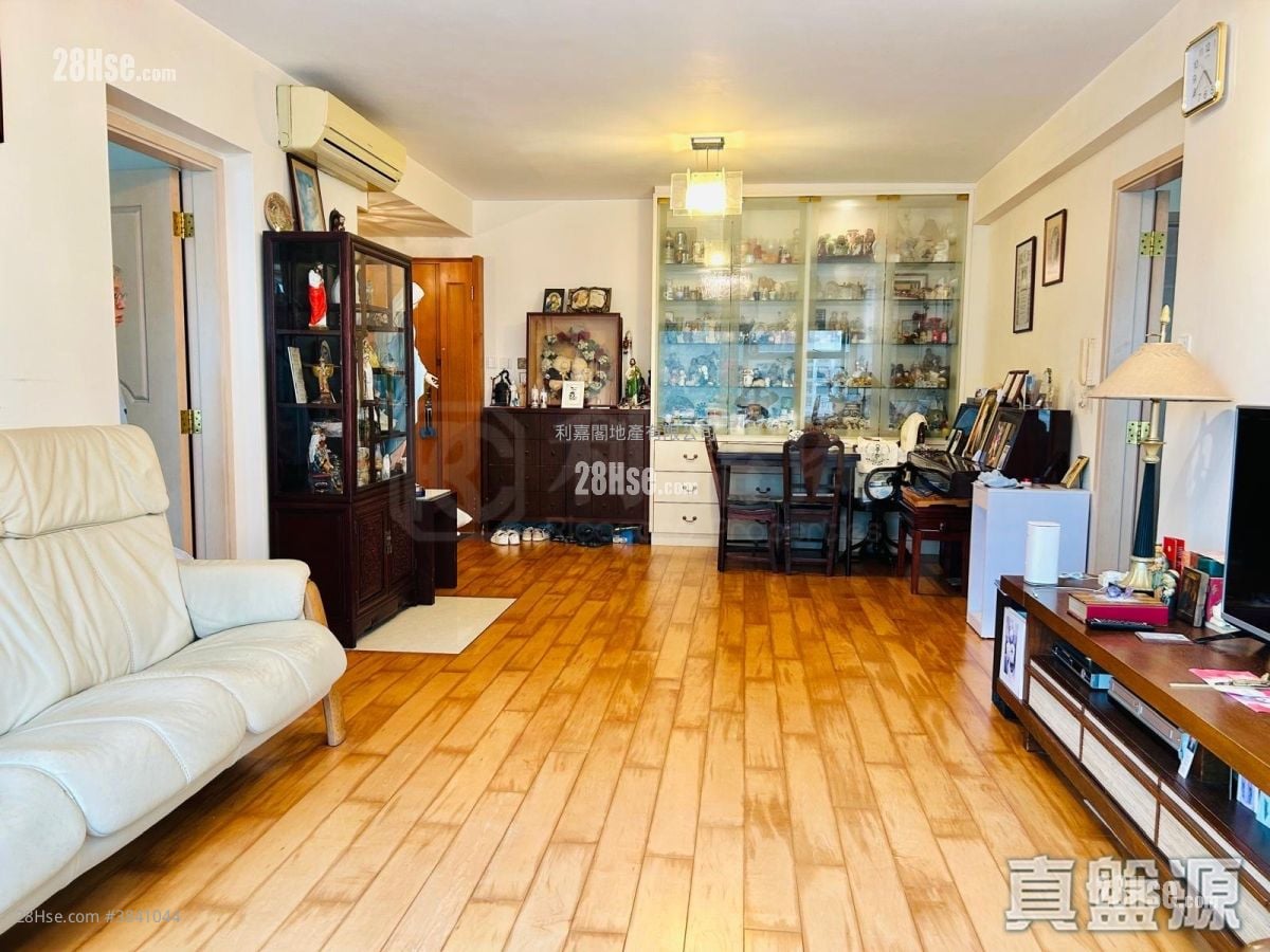 Robinson Place Sell 2 Bedrooms 893 ft²