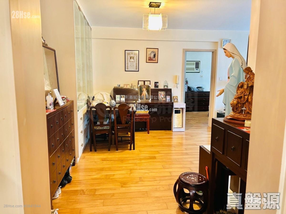 Robinson Place Sell 2 Bedrooms 893 ft²