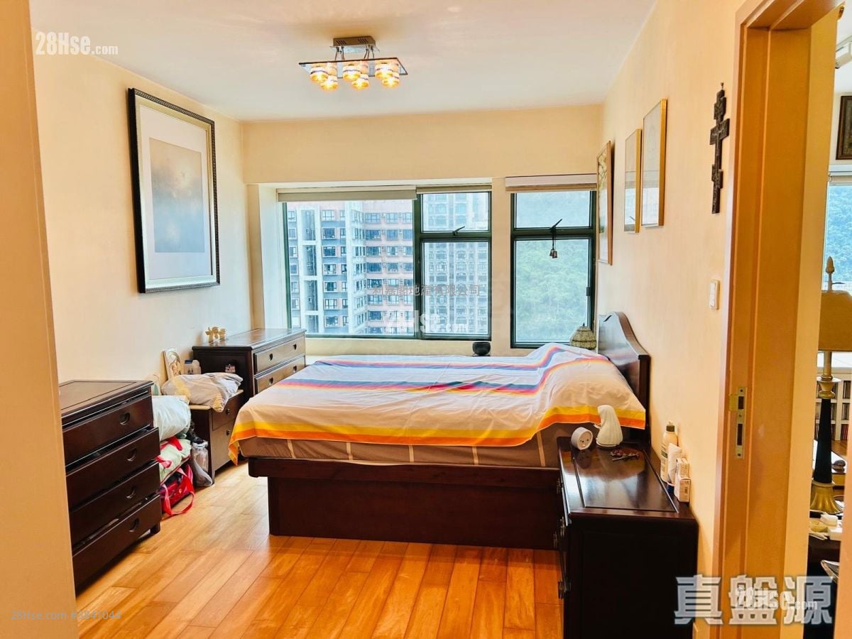 Robinson Place Sell 2 Bedrooms 893 ft²