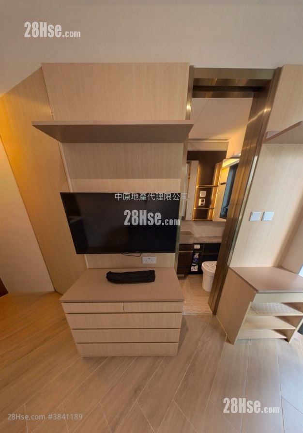 The Upper South Sell Studio , 1 Bathroom 183 ft²