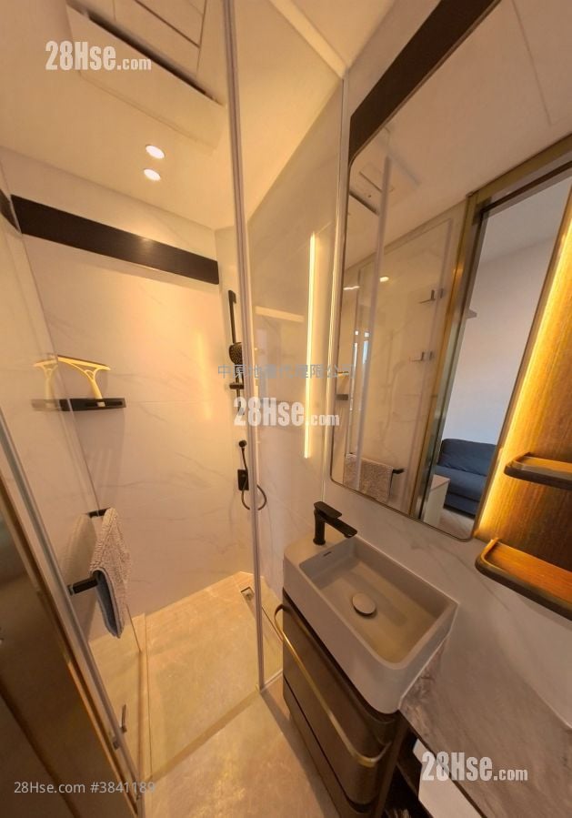 The Upper South Sell Studio , 1 Bathroom 183 ft²