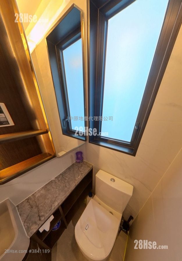 The Upper South Sell Studio , 1 Bathroom 183 ft²