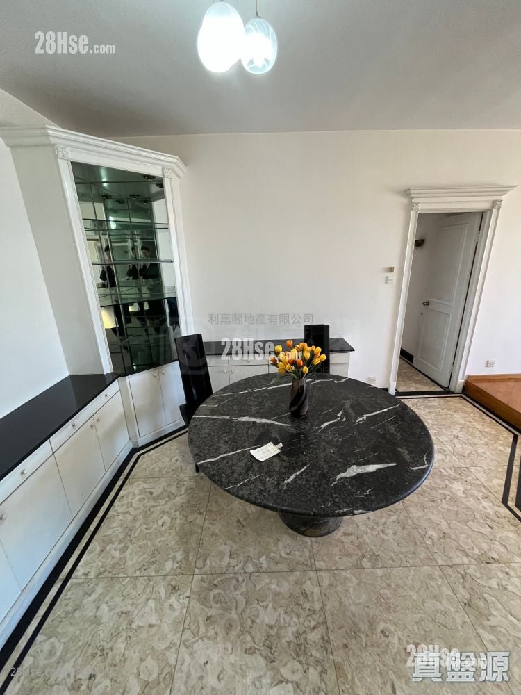 Parkway Court Sell 3 Bedrooms , 2 Bathrooms 1,051 ft²